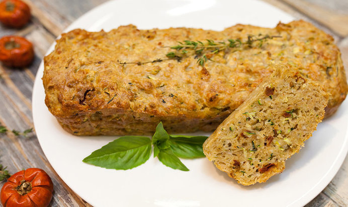 Кабачковый кекс с козьим сыром