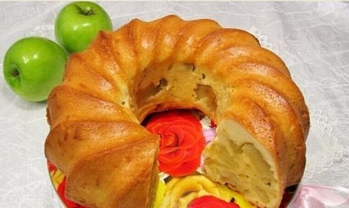 Шарлотка с яблоками на кефире