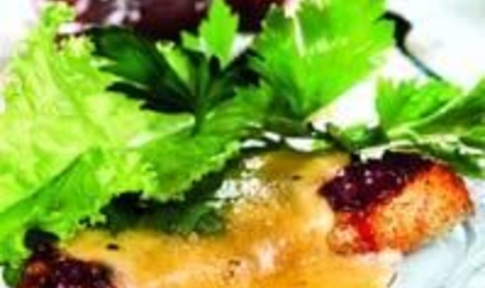 Тост с молодым сыром и клюквой