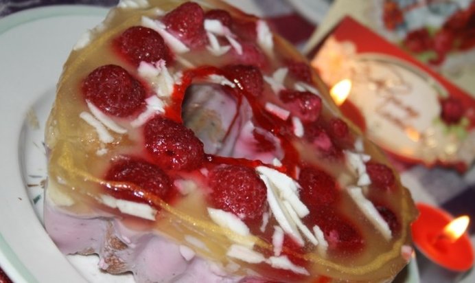 Пирожное-валентинка с бисвитом, йогуртом и малиной