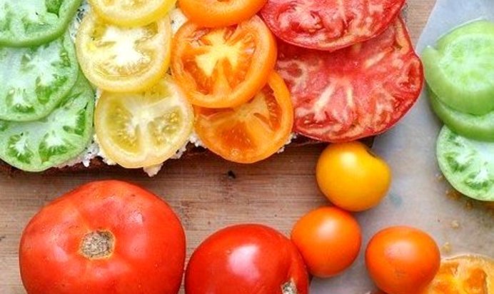 Брускетта с помидорами и творожной намазкой из базилика