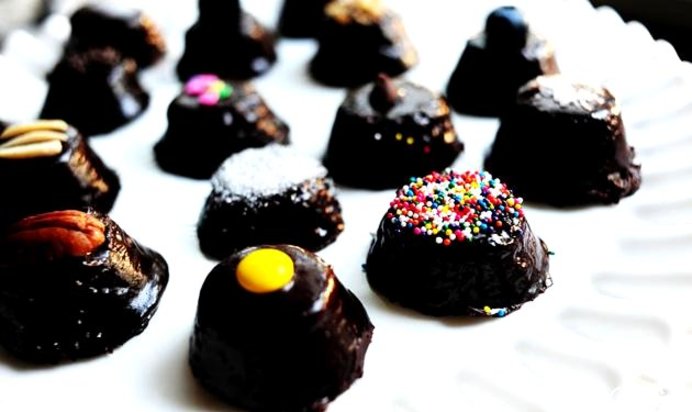 Шоколадные пирожные в сливочной глазури