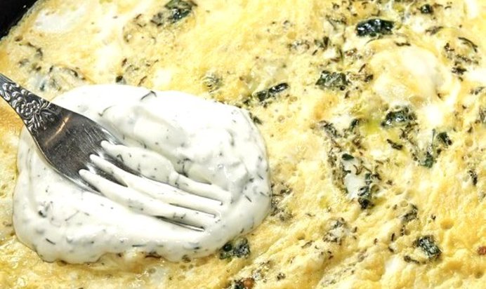 Яичница по‑азербайджански с зеленью (Кюкю)