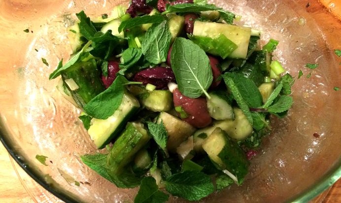 Салат из огурцов в средиземноморском стиле