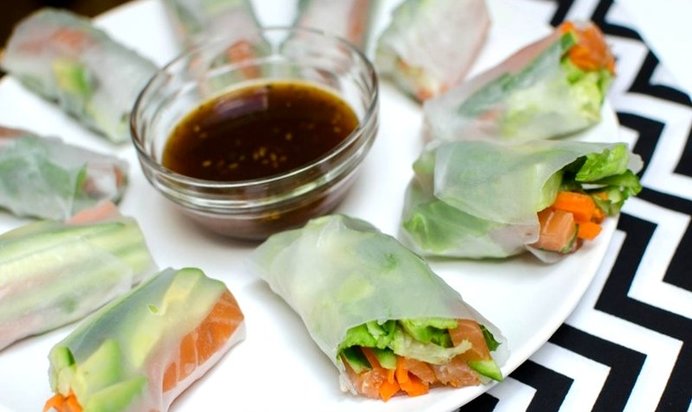 Спринг-роллы с лососем