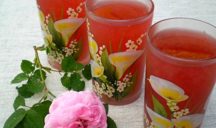 Клубнично-чайный напиток