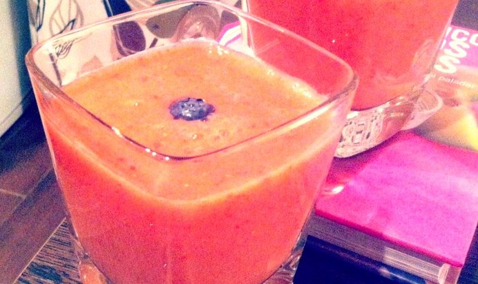 Клубнично-банановый коктейль с грушевым соком