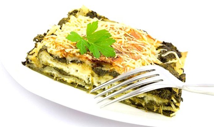 Лазанья из шпината и сыра с кедровыми орешками