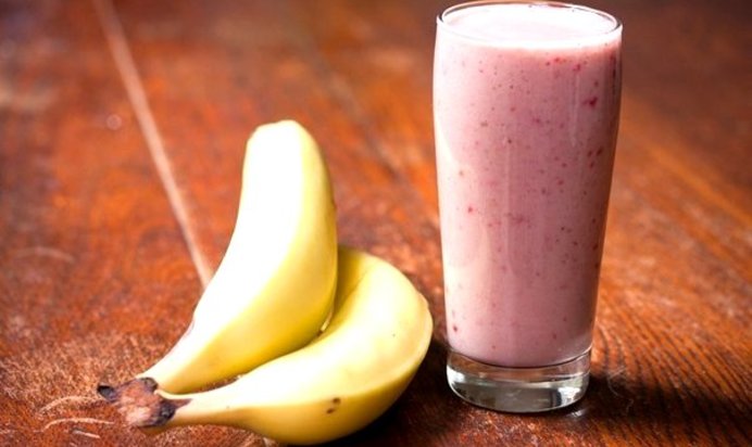 Банановый смузи с черникой