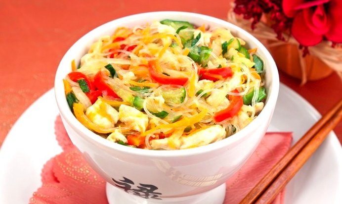 Фунчоза с овощами и куриным филе