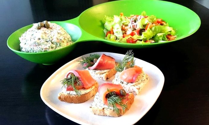 Тосты с зеленым маслом и семгой