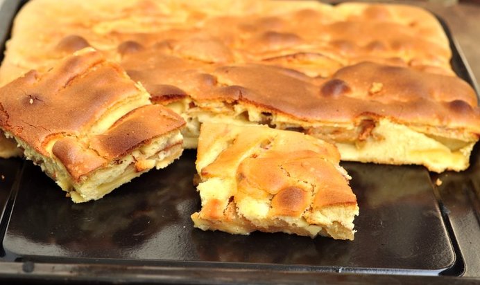 Простая яблочная шарлотка