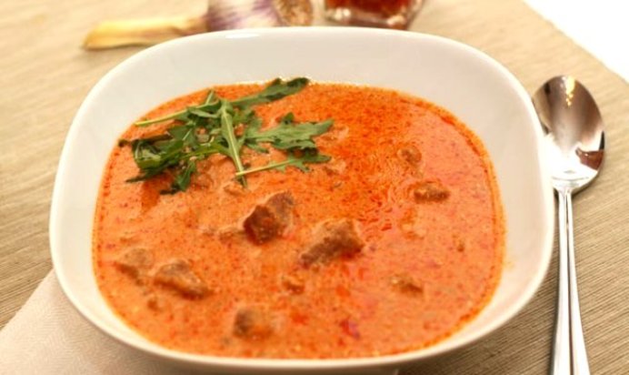 Гуляш из свинины с помидорами