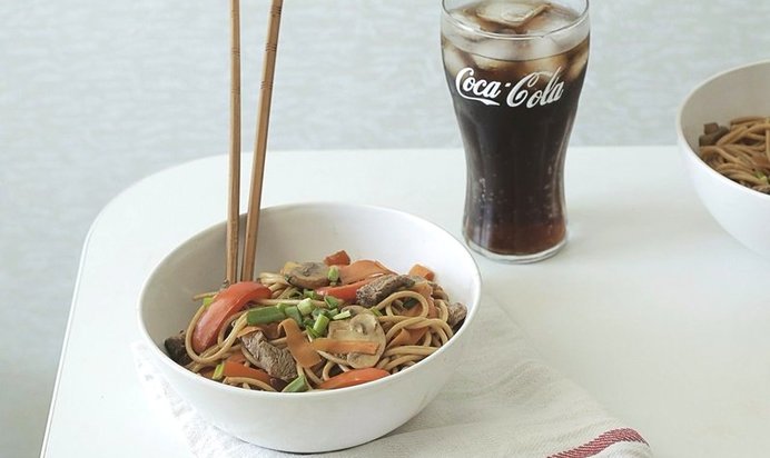 Гречневая лапша с говядиной и овощами