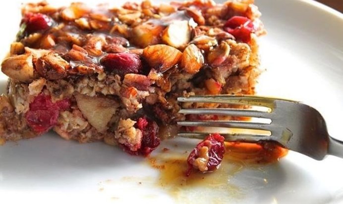 Запеченная овсянка с клюквой и яблоком