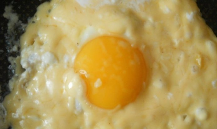 Яичница со сметаной