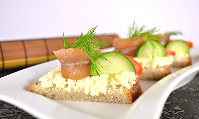 Бутерброды с плавленным сыром и копченой салакой