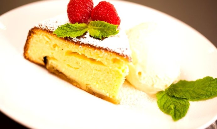 Шарлотка с яблоками и лимоном