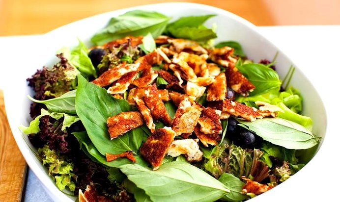 Салат из сулугуни и винограда