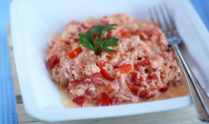 Миш-маш (блюдо из поджаренных яиц, брынзы, свежего перца и специй)