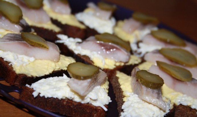 Бутерброды с сельдью и яйцом