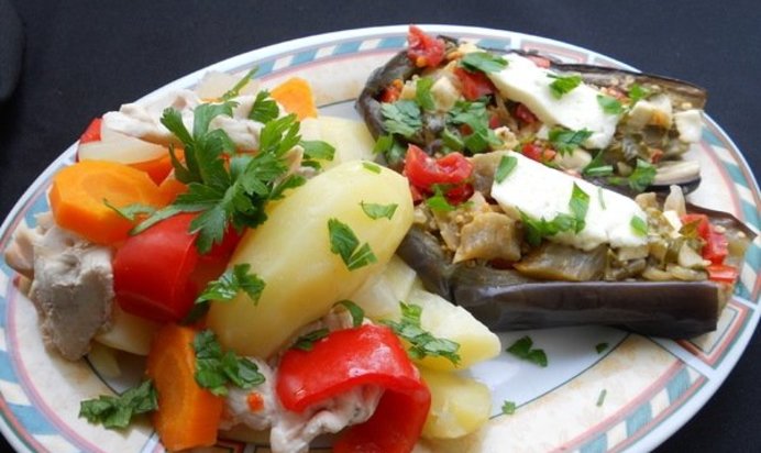 Овощи с мясом и фаршированные баклажаны в пароварке
