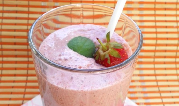 Смузи с клубникой и творогом