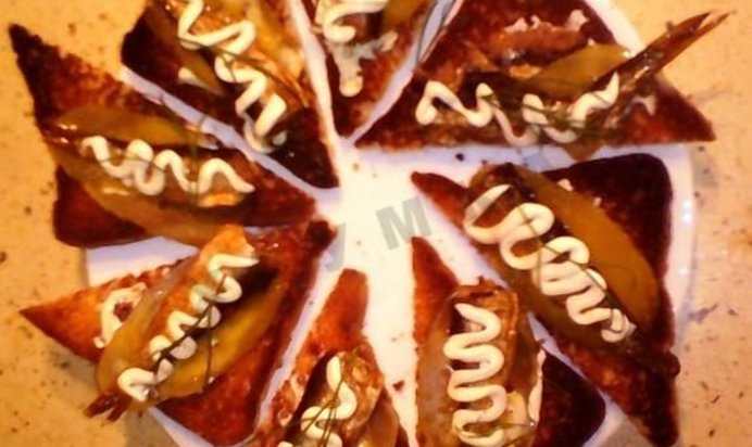 Бутерброды со шпротами соленым огурцом