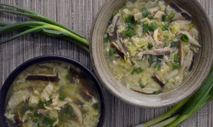 Щи из молодой капусты с курицей