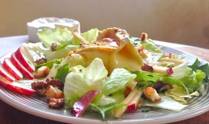 Салат с яблоком, камамбером и карамелью