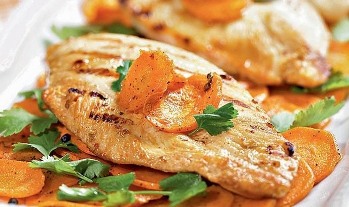 Цыпленок в йогурте, жаренный на гриле, и морковь с кардамоном