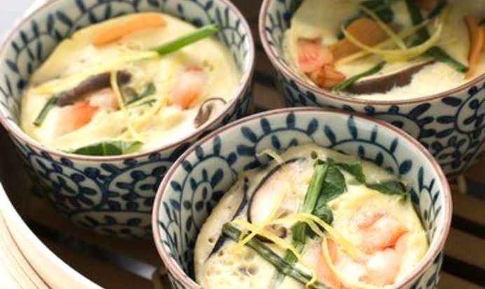 Печеная яичница с креветками в сметанном соусе