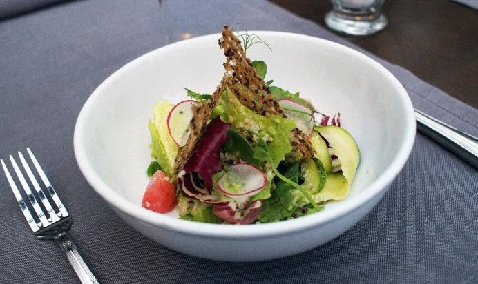 Салат с киноа и чайным грибом