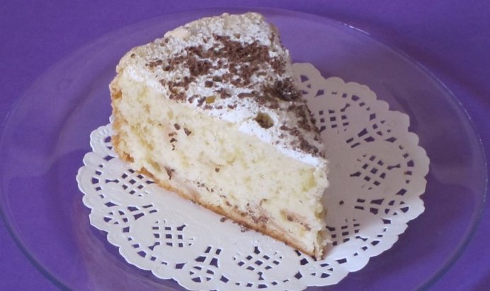 Яблочная шарлотка в мультиварке