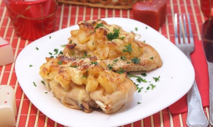 Бутерброды с картофелем, сельдью и луком