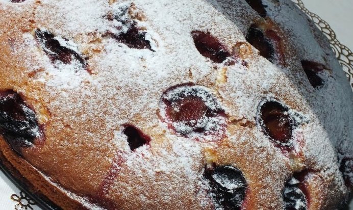 Шарлотка со сливой