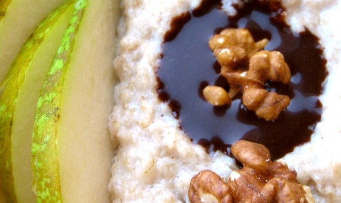 Овсяная каша с грушей, грецким орехом и острым шоколадным соусом