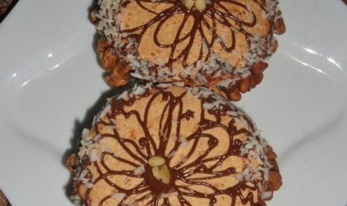 Бисквитные кексы «Бархатцы» с грецким орехом и нутеллой