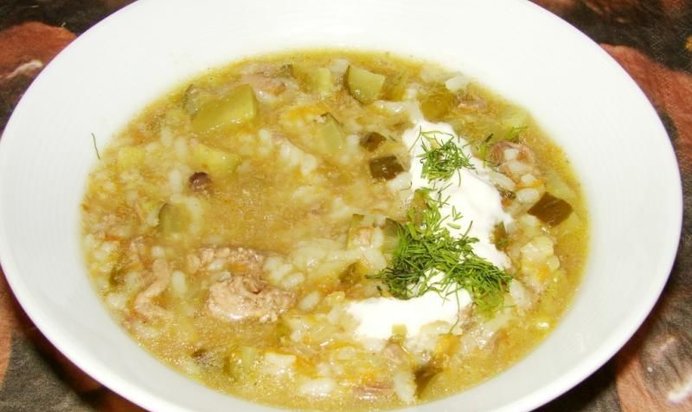 Суп рассольник с рисом солеными огурцами и курицей