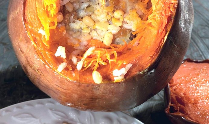 Тыква, фаршированная сладким пловом