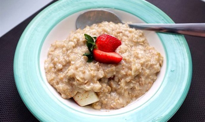 Овсяная каша с яблоком и корицей