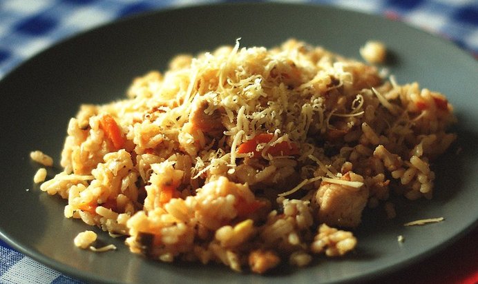 Ризотто с курицей, овощами и пармезаном