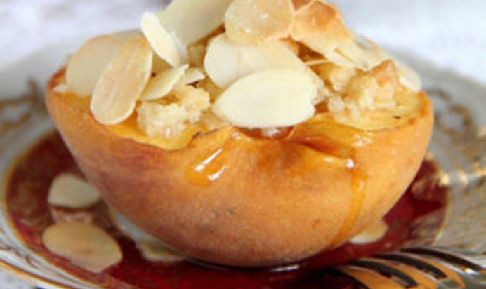Персик, запечённый с овсянкой, мёдом и миндалём