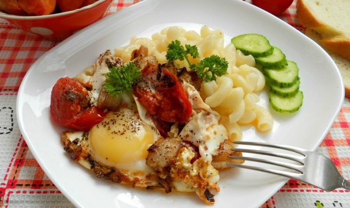 Яичница с салом и помидорами