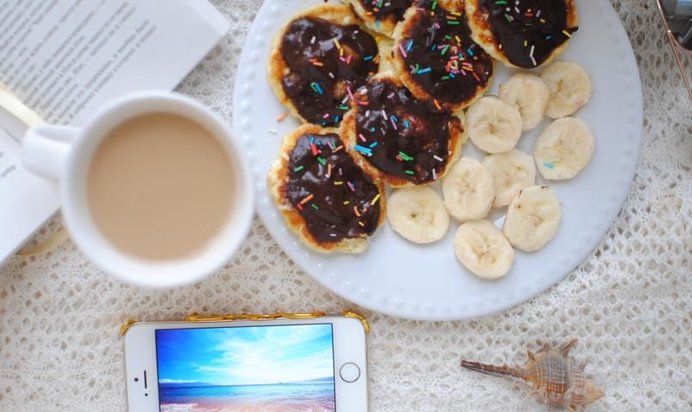 Диетические сырники с бананово-шоколадным пюре