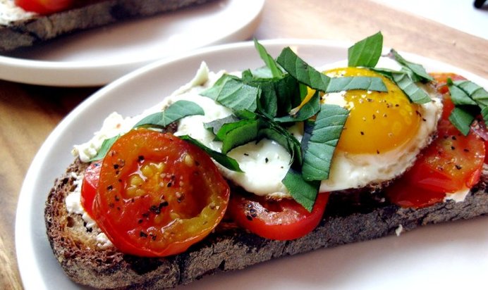 Яичница с помидорами и сыром