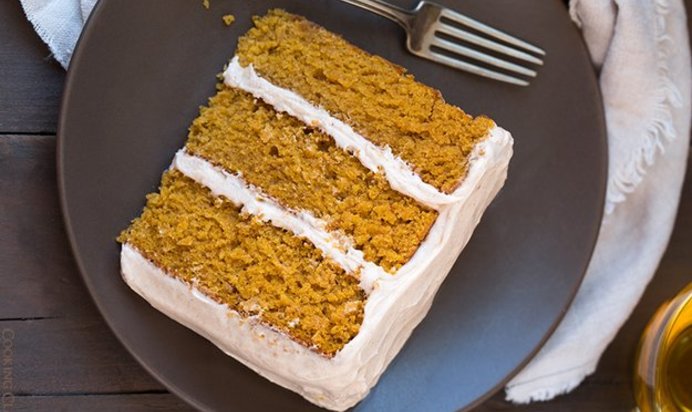 Тыквенный торт с глазурью из сливочного сыра и корицы