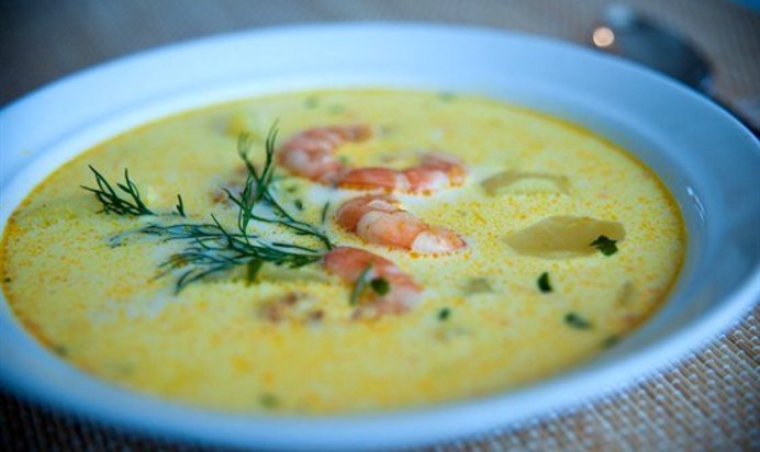 Сырный суп с креветками и зеленью