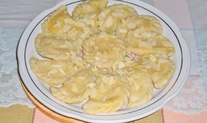 Постные вареники с начинкой из мака и миндаля с курагой