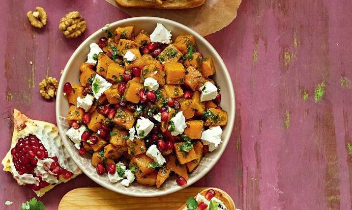 Теплый салат из сладкого картофеля с гранатами